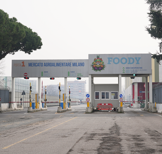 Ingresso del Mercato Agroalimentare di Milano a Porta 1 con il logo Foody