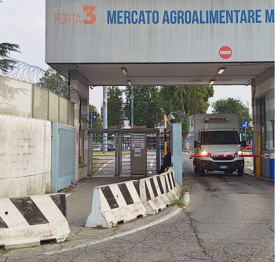 Ingresso del Mercato Agroalimentare di Milano con un camion in transito a Porta 3