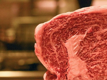 Primo piano di un taglio di carne rossa con marezzatura
