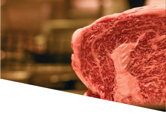 Primo piano di un taglio di carne rossa con marezzatura