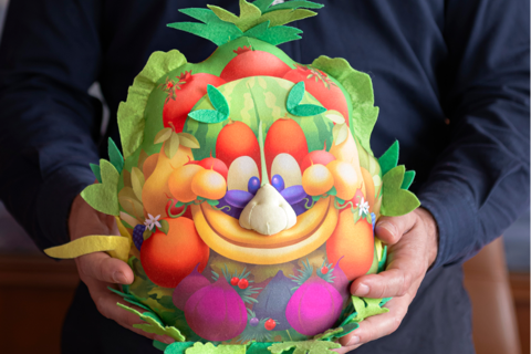 Persona che tiene tra le mani il peluche di Foody, simbolo del Comprensorio