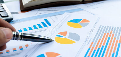 Grafici e diagrammi finanziari con una penna appoggiata